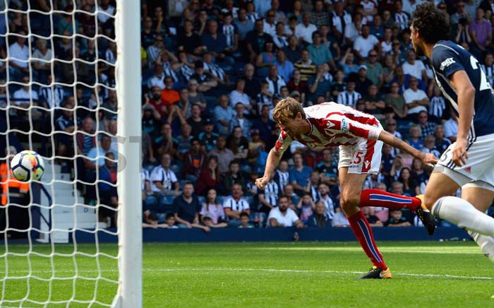 FILE: Peter Crouch scores their first goal Action Images via Reuters/Andrew Boyers. Picture: @stokecity/Twitter.