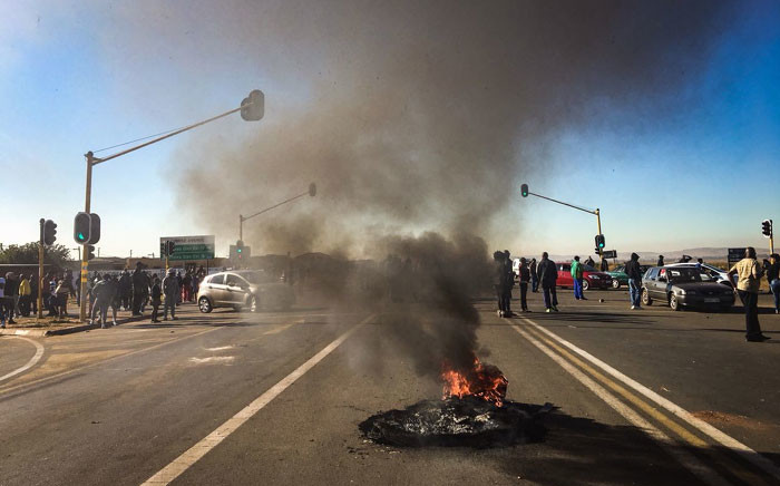 Protesters burn tyres in Glen Ridge on 7 May 2018. Picture: Thomas Holder/EWN