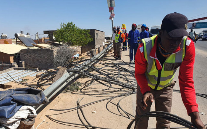 City Power workers remove illegal power lines in River Park and London Road in Alexandra on 21 September 2021. Picture: @CityPowerJhb/Twitter