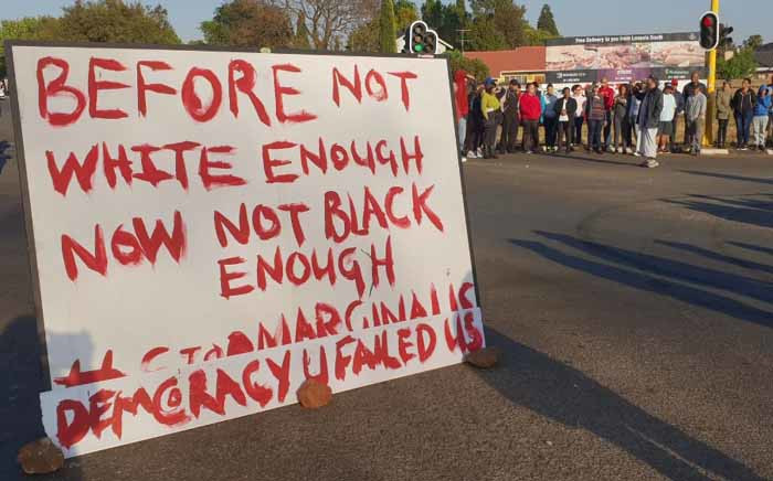 A placard blocks one of the roads in Ennerdale during a protest on 5 October 2018. Picture: Louise McAuliffe/EWN