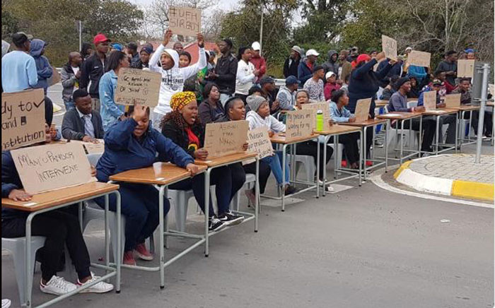 The students of Fort Hare University say they want to write exams and have called on Minister Naledi Pandor to intervene. Picture: @luxoloThunyisw/Twitter