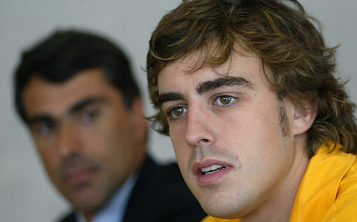 FILE: Formula One driver Spain Fernando Alonso (R) speaks to journalists during a press conference at Belem Cultural Center, in Lisbon 27 July 2005. Picture: AFP.