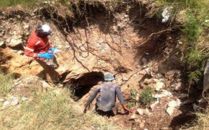 The bodies of five people believed to be illegal miners was found in a field near Grootvlei Mine. Picture: Govan Whittles/EWN.