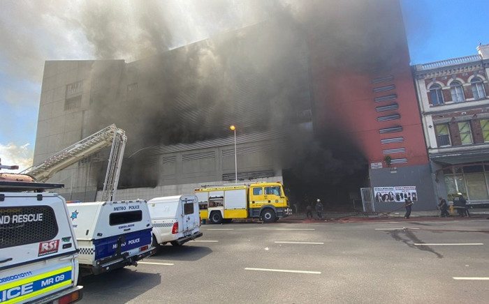 Smoke billowing and covering the grey and red Xinhua Distribution Centre in Durban on Friday, 21 January. Picture: Nhlanhla Mabaso/EWN.