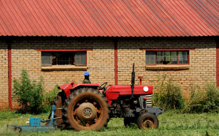 A farmworker on the job on the outskirts of Meyerton in the south of Johannesburg, Tuesday, 8 January 2013. Picture: Werner Beukes/SAPA