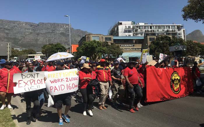 FILE: City of Cape Town firefighters on 26 September 2019 protest in the CBD to demand overtime pay. Picture: Kaylynn Palm/Eyewitness News