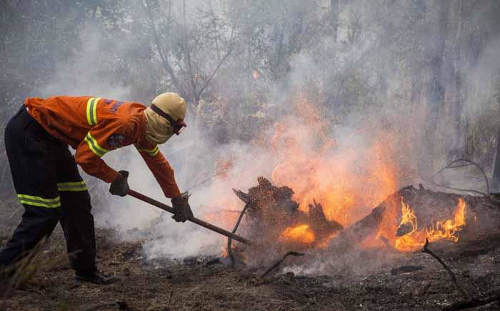 FILE: Fire crews battled flare-ups in the Knysna mountains using both helicopters and ground teams. Picture: Thomas Holder/EWN.