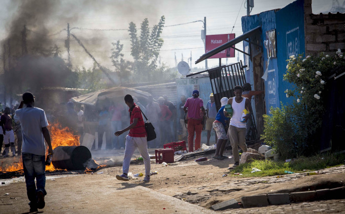 FILE: Looters rob a Somali-owned spaza shop during skirmishes with police over service delivery in Olievenhoutbosch. Picture: Thomas Holder/EWN