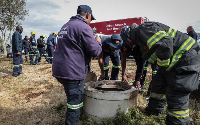 EMS crews at a manhole in Klipspruit West to search for six-year-old Khaya Magadla who fell into a manhole in Soweto. Picture: Abigail Javier/Eyewitness News
