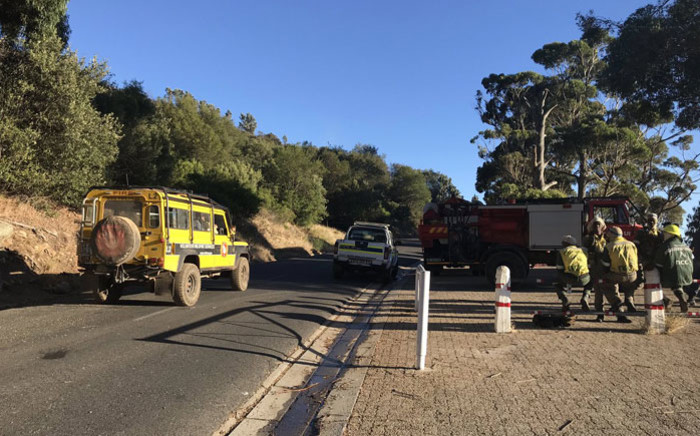 Firefighters take a break from their duties on the Signal Hill road in Cape Town on 28 January 2019. Picture: Monique Mortlock/EWN
