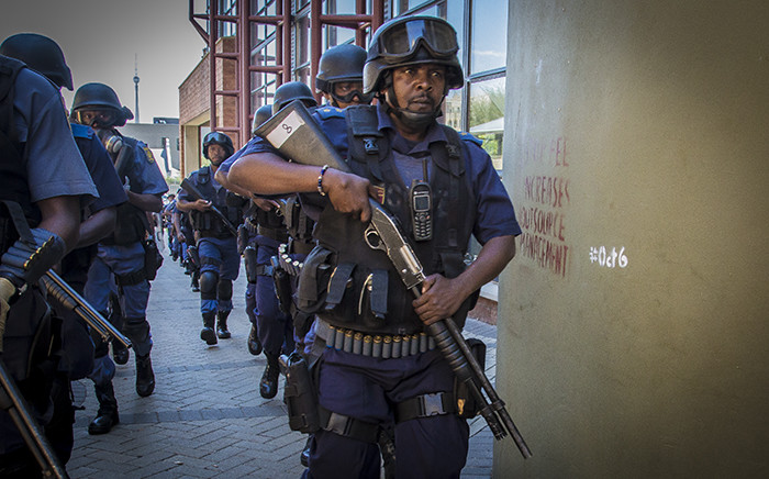 FILE: SAPS members make their way through the Wits University main campus during running battles with protesting students. Picture: Reinart Toerien/EWN.