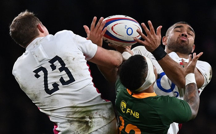 England's Max Malins (L) and England's wing Joe Marchant (R) vie with South Africa's Elton Jantjies (C) during the Autumn International friendly rugby union match between England and South Africa at Twickenham Stadium, south-west London, on November 20, 2021. Picture: Glyn Kirk / AFP.