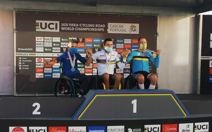 South Africa's para-cyclist Pieter du Preez (centre) after winning the road race at the World Championships in Cascais Portugal. Picture: Supplied.
