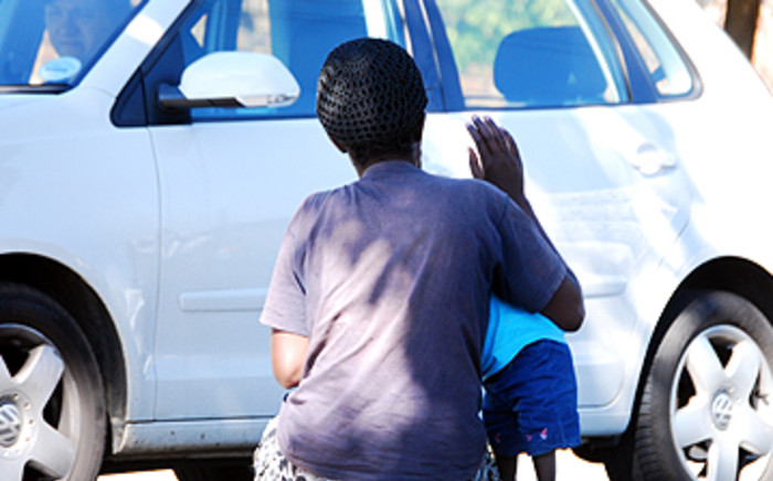 A woman and child beg for money on Republic Road in Randburg. Picture: Taurai Maduna/Eyewitness News