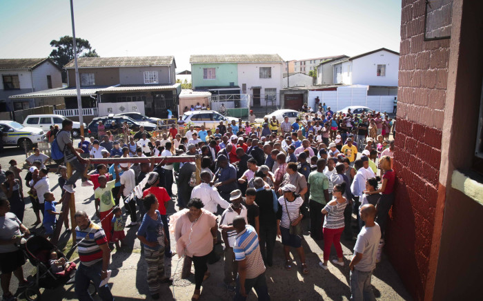 Residents from Leonsdale in Elsies River gathered to listen to Police Minister Fikile Mbalula. Picture: Cindy Archillies/EWN