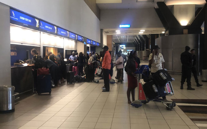 Passengers hoping to make alternative travel arrangements at the SAA counters at OR Tambo International Airport on 15 November 2019 after finding their flights cancelled by a strike. Picture: Sifiso Zulu/EWN