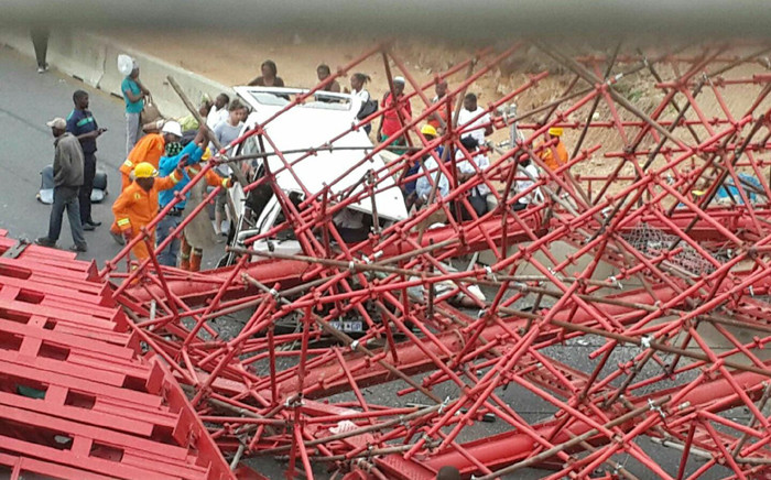 FILE: This photo shows the scaffolding of a pedestrian bridge under construction in Sandton which collapsed. The bridge was being built parallel to Grayston Drive on the M1 on 14 October 2015. Picture: Arrive Alive.