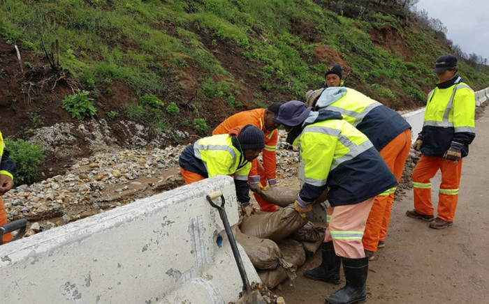 Mop-up teams from the Knysna and Eden District municipalities working to clean up the roads following the recent mudslides. Picture: @KnysnaMuni/Twitter.