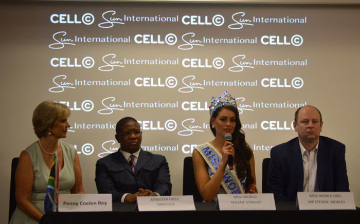 Miss World Rolene Strauss next to Sports Minister Fikile Mbalula and the Miss World organiser. Picture: Emily Corke/EWN.