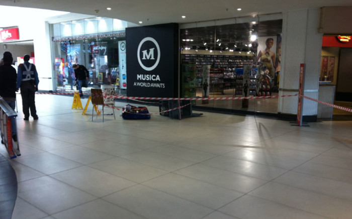 FILE: An area cordoned off at Cresta shopping Mall after attempted robbery at Apple Store on 13 August, 2014. Picture: Christa Eybers/EWN.