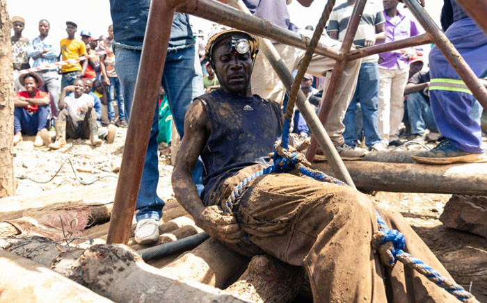 A miner gets ready to descend into a mining pit during a mine search and rescue operation at Cricket Mine in Kadoma, Mashonaland West Province where more than 23 artisanal miners are trapped underground and feared dead on 15 February 2018. Picture: AFP.
