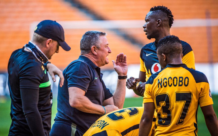 FILE: Gavin Hunt (centre) gives instructions to his Kaizer Chiefs players during a match. Picture: @KaizerChiefs/Twitter