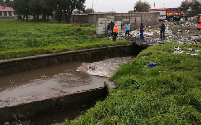 Rescuers search for missing girl and man at the canal in the Vygieskraal informal settlement. Image: Radio786/Facebook