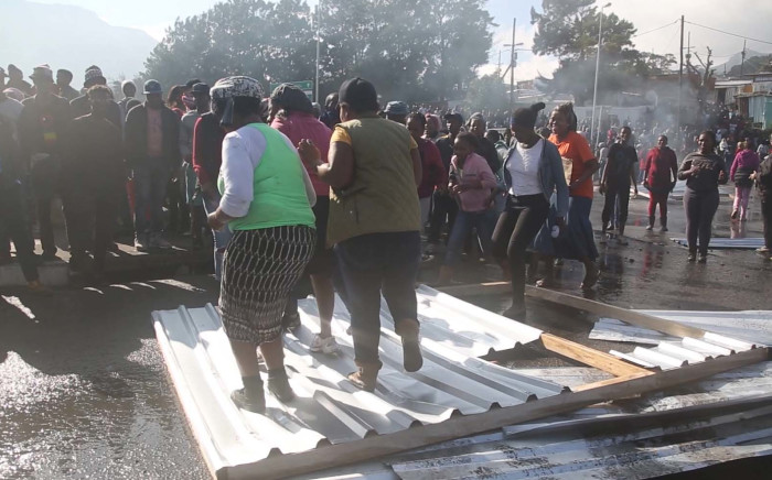 FILE: Tired of delays in redevelopment, angry Imizamo Yethu residents blocked roads using iron sheets and rocks. Picture: Bertram Malgas/EWN