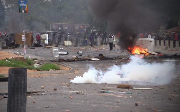 FILE: Zandspruit community loot businesses, dodge rubber bullets and teargas as they protest over electricity cut. Picture: Kgothatso Mogale/EWN.