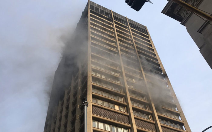 The government building in Johannesburg CBD that is still on fire on 6 September 2018. Picture: Christa Eybers/EWN