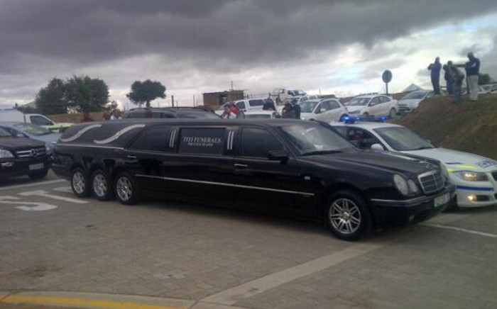 A black hearse waiting at Mandla Mandela’s Mvezo home in the Eastern Cape. Picture:  Regan Thaw/EWN