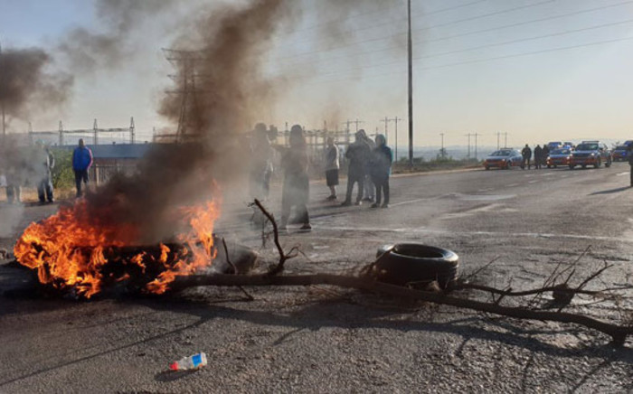 Ennerdale residents burn tyres and block roads in protest on 5 October 2018. Picture: EWN