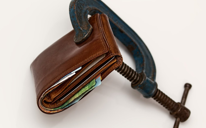 Wallet squeezed by inflation (pixabay.com, 2018)
