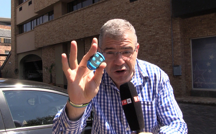 EWN's Aki Anastasiou holds a remote similar to the one criminals use when they jam unsuspecting people's car doors. Picture: Vumani Mkhize/EWN.