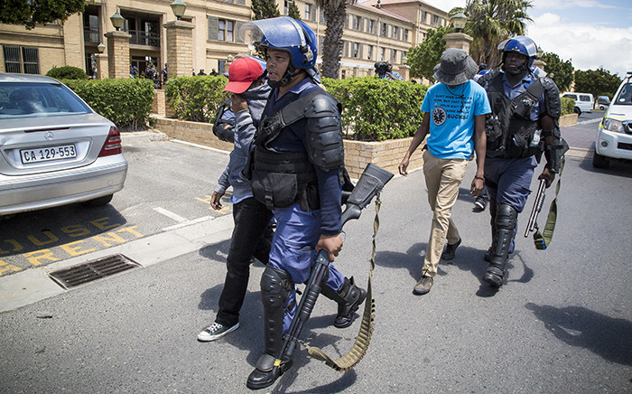 FILE: Police arrest protesting students at the Cape Peninsula University of Technology Bellville Campus. Picture: Thomas Holder/EWN