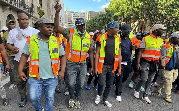 Scores of taxi operators gathered outside the Western Cape Legislature on 24 March 2022 to hand over a memorandum of demand to the office of Premier Alan Winde. Picture: Lauren Isaacs/EWN