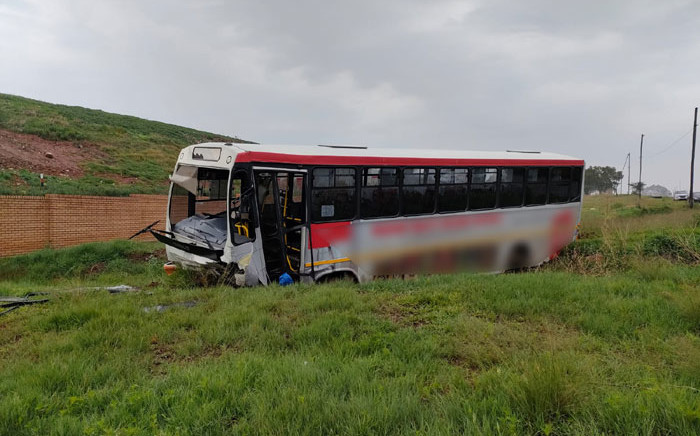 Twenty-three people have been hurt in a bus crash on the M77 outside Dobsonville on 2 December 2021. Picture: @ER24EMS/Twitter