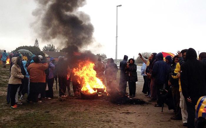 Evicted Nomzamo residents burning tyres in Blackheath as they refused to be relocated to a new piece of land where they were expected to build their houses on 9 June 2014. Picture: Renee de Villiers/EWN.