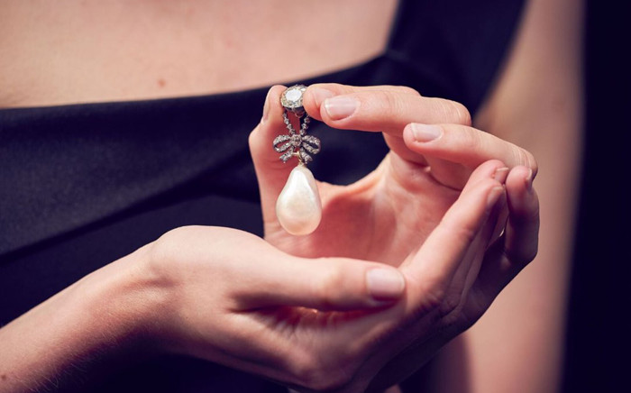 This exceptional natural pearl of extraordinary size, once owned by Queen Marie Antoinette just sold for $36,427,000 in Geneva. Picture: @Sothebys/Twitter.