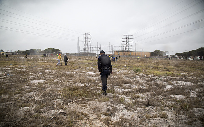 Police and neighbourhood watch search an area in Hanover Park for clues following Sasha-Lee November'a disappearance. Picture: Thomas Holder/EWN