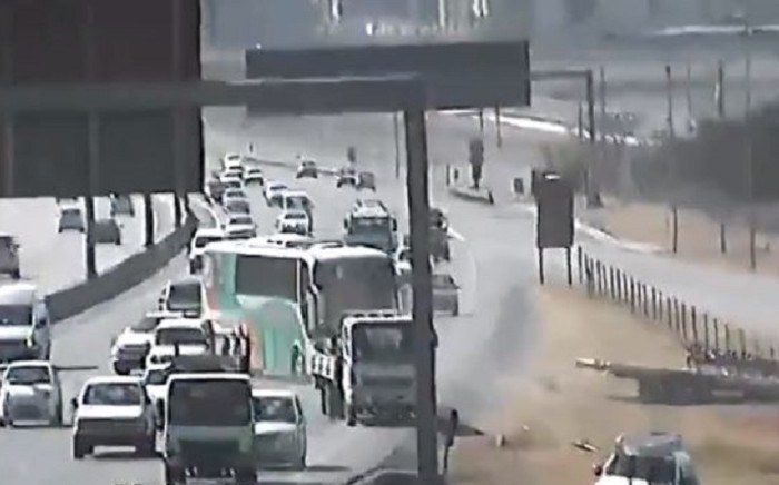 A screenshot of the video of a bus that rolled back into fast-flowing traffic. Picture: @SANRAL_za/Twitter