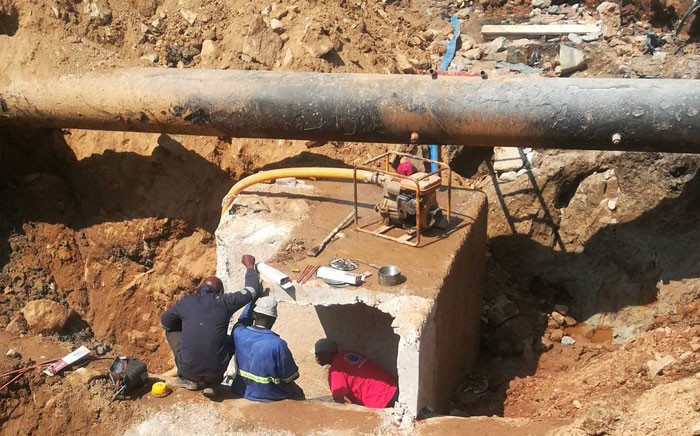 FILE: Workers do repairs on the burst water pipe in Sandton on 22 November 2017. Picture: @NicoDeJager64/Twitter