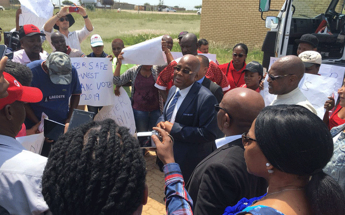 Health Minister Aaron Motsoaledi visited the Mediosa mobile clinic in the North West on Friday, 2 March 2018. Picture: Hitekani Magwedze/EWN.