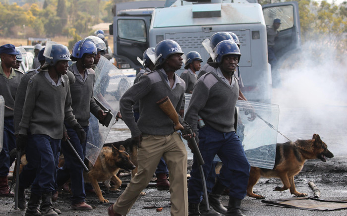 Zimbabwe riot police deploys in Harare on 4 July, 2016 during clashes with public transport drivers. Picture: AFP.