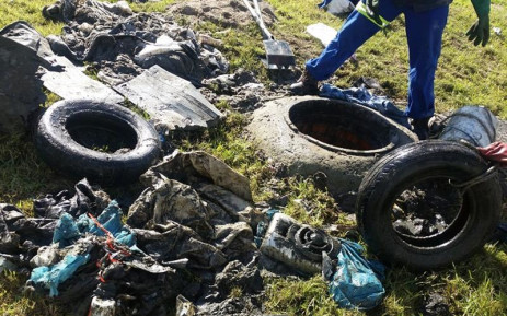 Objetos extraños, incluidos cubiertos, ropa y neumáticos de vehículos de motor encontrados en el sistema de alcantarillado de la ciudad de Ciudad del Cabo.  Imagen: Suministrada/Ciudad de Ciudad del Cabo/Miembro de Mayco para Agua y Saneamiento Zahid Badroodien