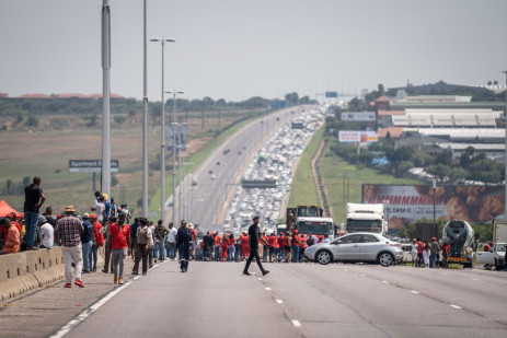 Los conductores en Gauteng quedaron atrapados en el tráfico debido a la protesta.  Imagen: Jacques Nelles/Eyewitness News