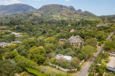 Se espera que la propiedad en expansión en el lujoso suburbio de Constantia alcance al menos R20 millones.  Imagen: Cortesía de Hardie Property