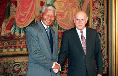 FILE: Nelson Mandela, Presiden Kongres Nasional Afrika (ANC) (kiri) dan Presiden apartheid terakhir Afrika Selatan Frederik de Klerk (kanan), berjabat tangan pada 10 Desember 1993 di Oslo setelah dianugerahi Hadiah Nobel Perdamaian.  foto: AFP