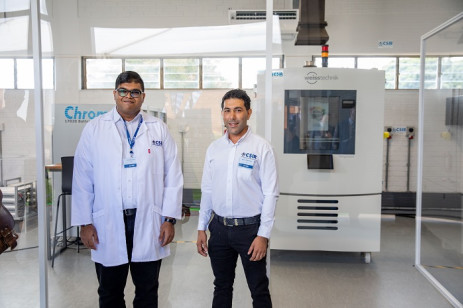 Un banco de pruebas de almacenamiento de energía en interiores para baterías de iones de litio es un paso importante en el viaje de la energía renovable, dice el líder del proyecto CSIR, Renesh Thakoordeen (derecha).  Imagen: CSIR