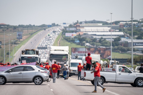 Miembros de EFF bloqueando la N1 sur en Johannesburgo.  Imagen: Jacques Nelles/Eyewitness News
